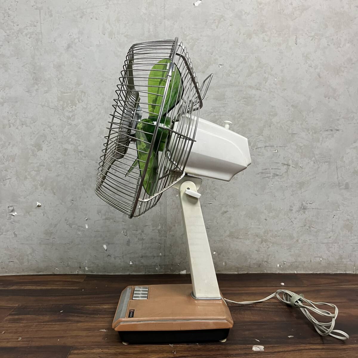 WY11/49 日立 HITACHI 扇風機 DESK FAN D-690 100V 緑 昭和レトロ アンティーク 3枚羽根 ビンテージ ※動作確認済み★直接引取歓迎○●_画像4