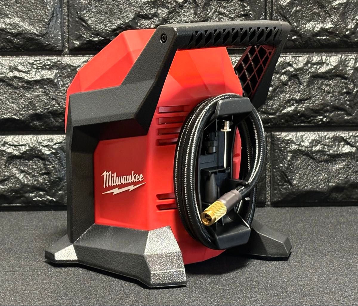 送料込み★ミルウォーキーツール【Milwaukee】M12充電式空気入れ　M12 BI-0 APJ 新品未使用★在庫あり　