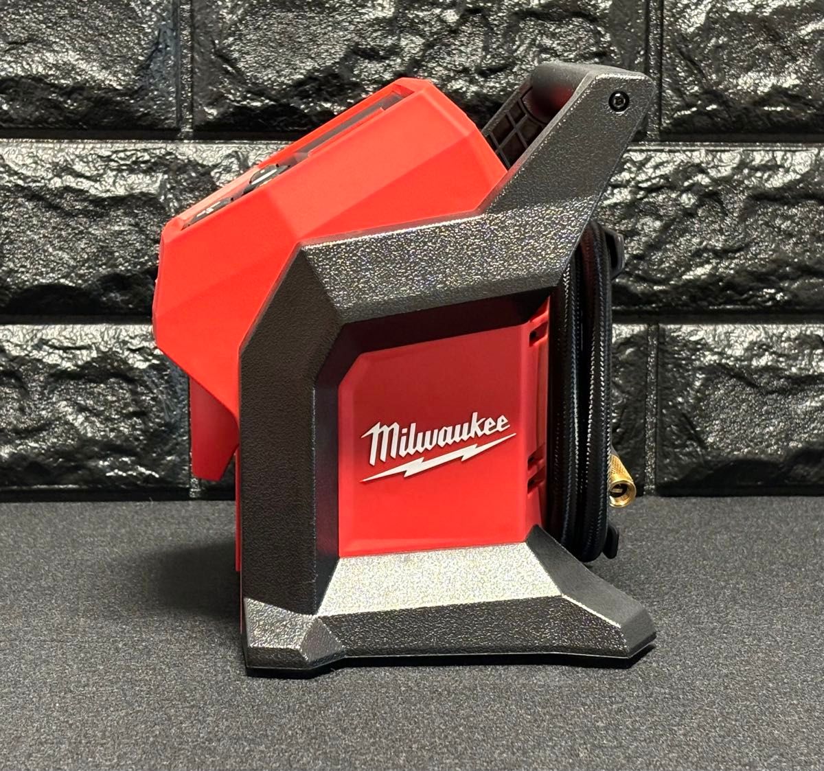 送料込み ミルウォーキーツール【Milwaukee】M12充電式空気入れ 送料込み ミルウォーキーツール【Milwaukee】M12充電式空気入れ