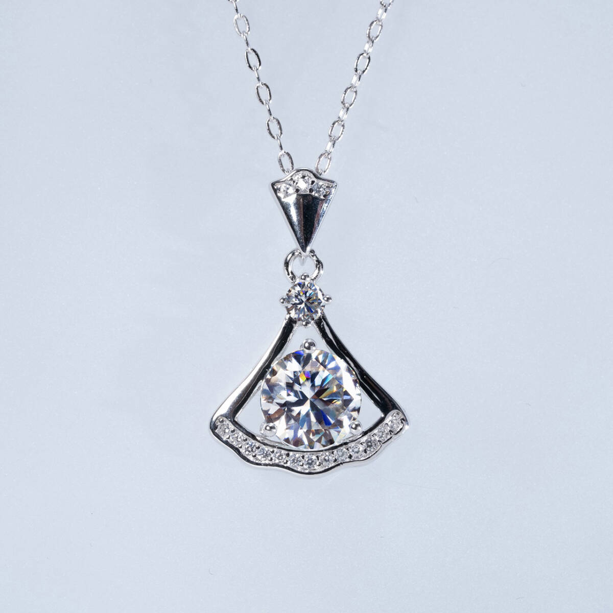 究極◆1ct モアサナイト 美麗 ネックレス silver925 刻印有り◆鑑別書 ジュエリーポーチ◆アレルギー対応 ペンダント 人造ダイヤモンド 扇_画像4