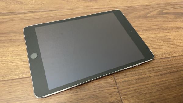 iPad mini3 MGHV2J/A Apple au タブレット 【5273】_画像2