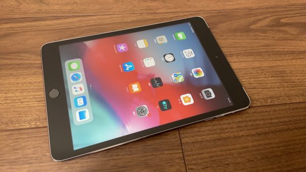 iPad mini3 MGHV2J/A Apple au タブレット 【5273】_画像1