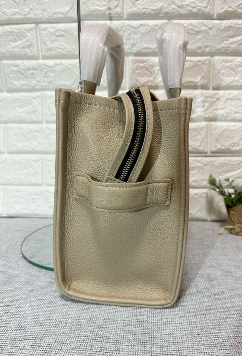 新品MARC JACOBSザ レザー トート バッグミディアム ベージュ 新品MARC JACOBSザ レザー トート バッグミディアム ベージュ