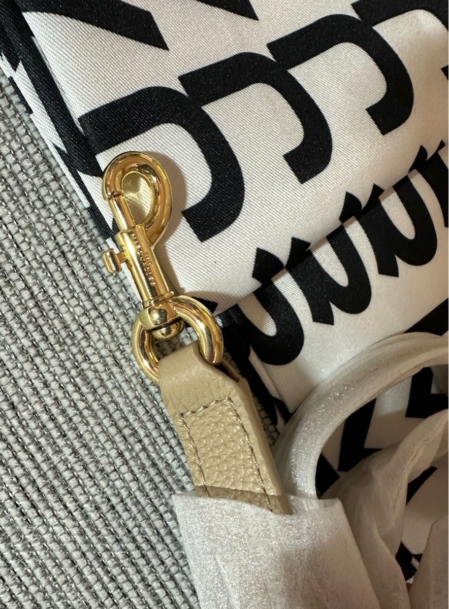 新品MARC JACOBSザ レザー トート バッグミディアム ベージュ 新品MARC JACOBSザ レザー トート バッグミディアム ベージュ