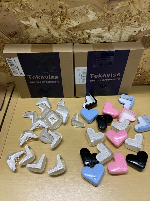 tekeviss コーナープロテクター コーナーガード 両面テープ付 ４色スマイル16個とクリア16個 全部で32個セット 赤ちゃん/子供/怪我防止の画像1