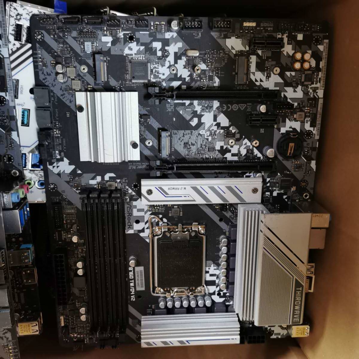 ASRock B760 TW D4/ATXマザーボード/(LGA1700)INTEL第12,13世代CPU対応/PCパーツ DIY 修理材料★動作未確認・ジャンク★現状渡しの画像4