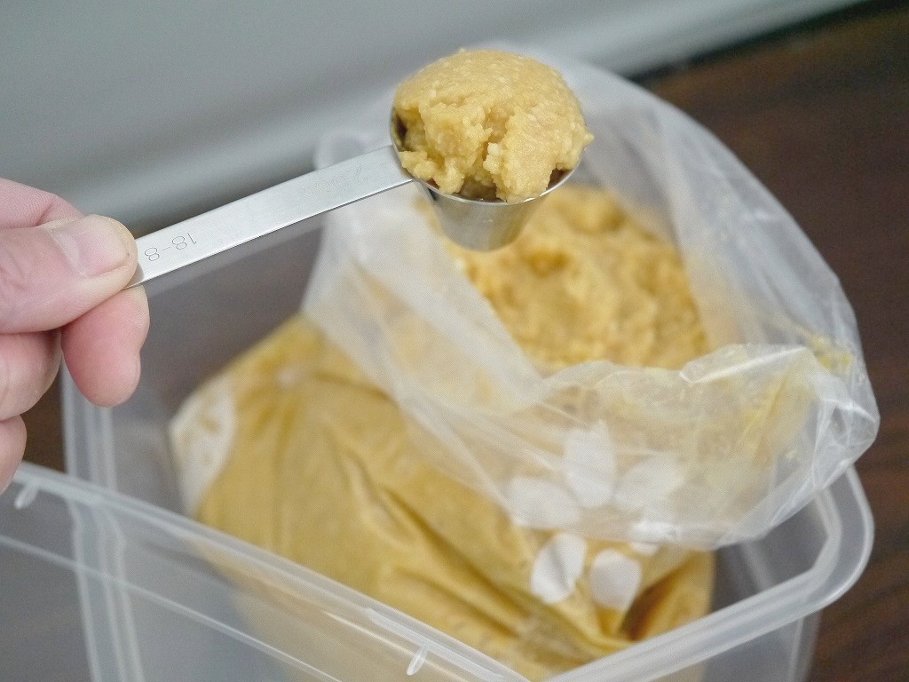【おたまや】浮き麹味噌（8kg）２Lタッパー 小分け袋付き_便利！スプーンも袋内に入れて置けます。