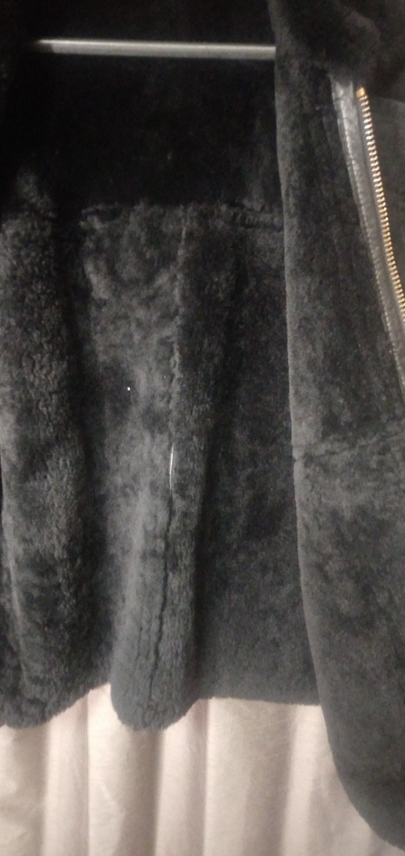 羊毛皮ムートン 黒 リアルムートン 表革のパイピングデザイン B-3タイプ お洒落なジップアップムートンジャケット 大きめのL位_結構肉厚です