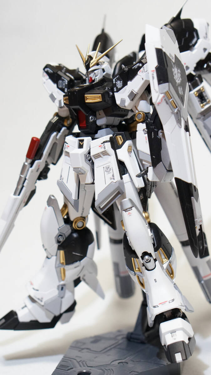 BANDAI 1/144 RG Hi-νガンダム 全塗装完成品 一部改修 逆襲のシャア ベルトーチカ・チルドレン 送料無料 ニューガンダム バンダイ_画像3