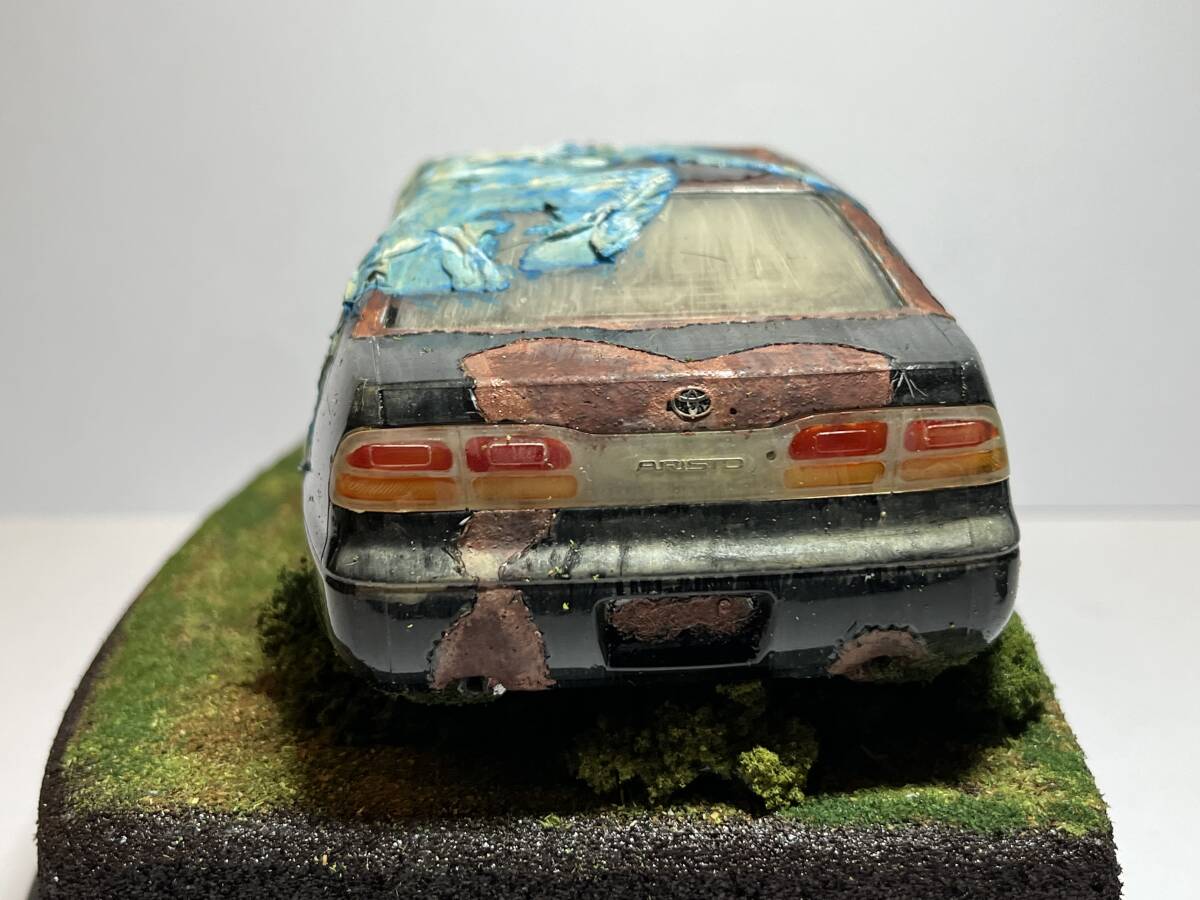 1/24 TOYOTA ARISTO JZS14型 トヨタ 初代アリスト 廃車体 風景ジオラマ 草ヒロ 錆・シート加工 塗装済完成品 全長約23cm ケース付 現状品_画像10