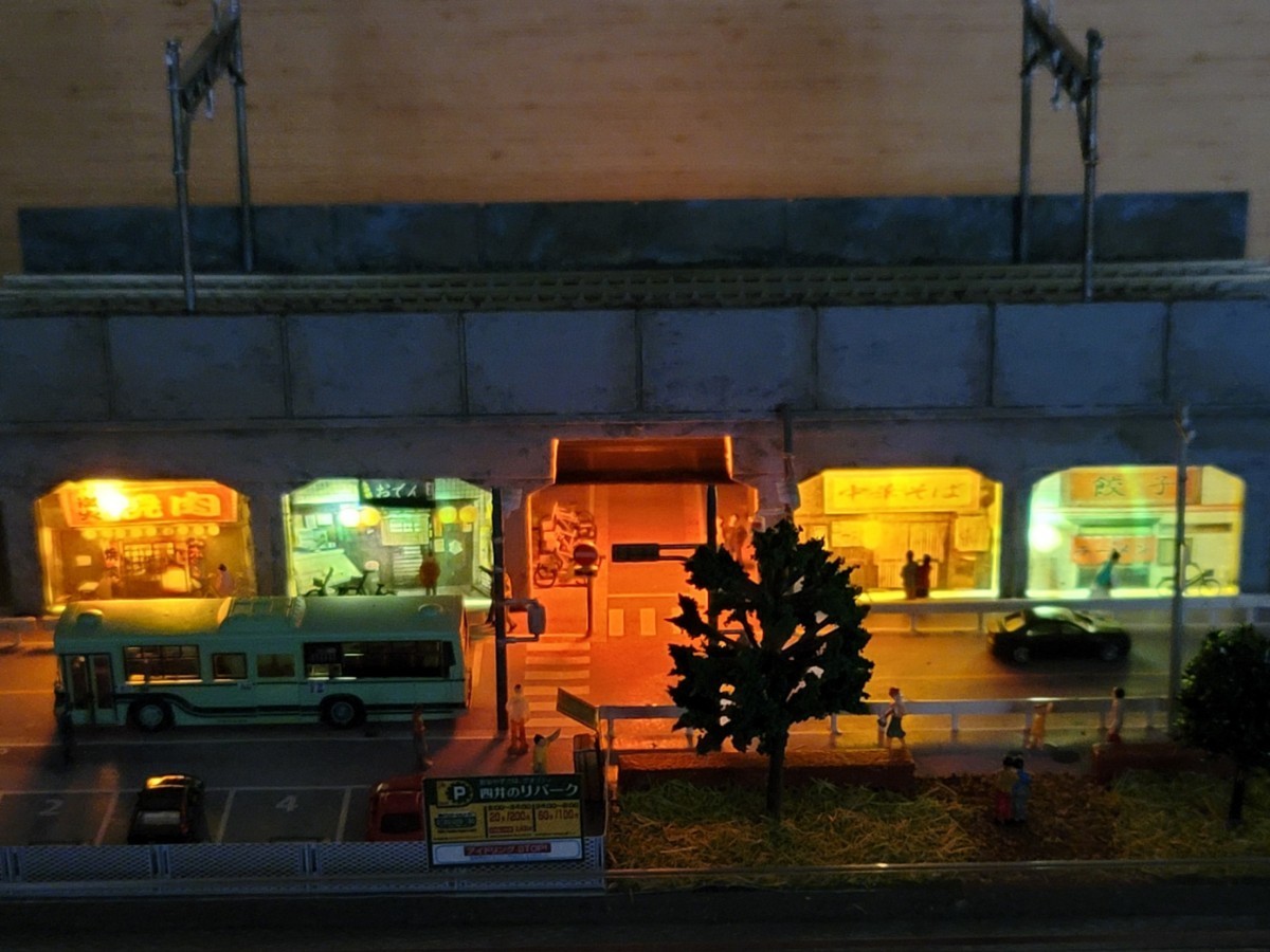 Nゲージ 高架下の街並 鉄道ジオラマ展示台 クリアケース付 商品細節 