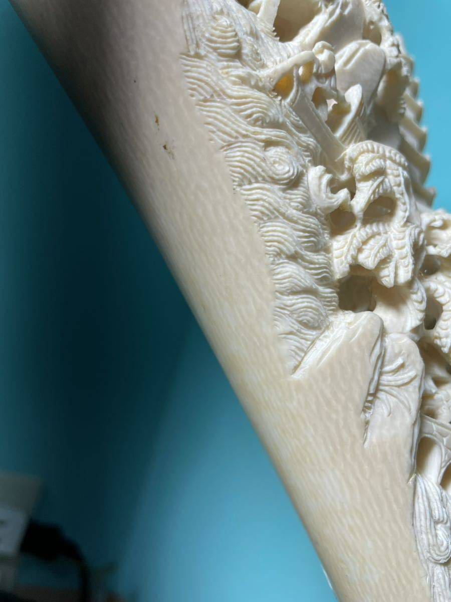 象牙風 牙　中国　 一本物 一本牙　全長約160cm 重量約10.2㎏ 　 彫刻 透かし彫り 白材芯料 天然素材 オブジェ 台付_画像4