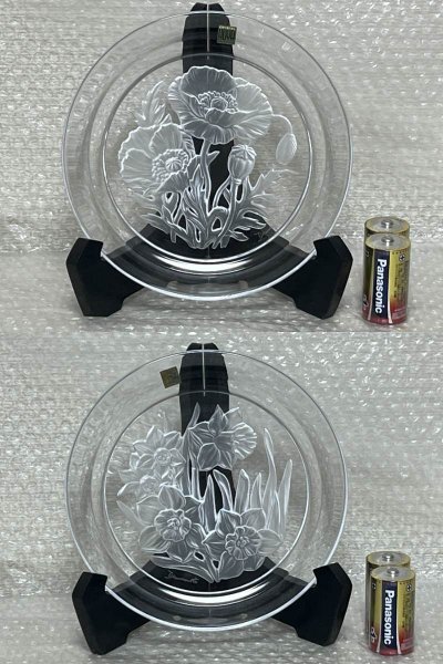 【 HOYA CRYSTAL 】ホヤクリスタル レリーフ皿 ガラスプレート T.yamamoto 花 ポピー 水仙 飾り皿 インテリア 置物 直径 約 21㎝ ■ 英484_電池は含まれません