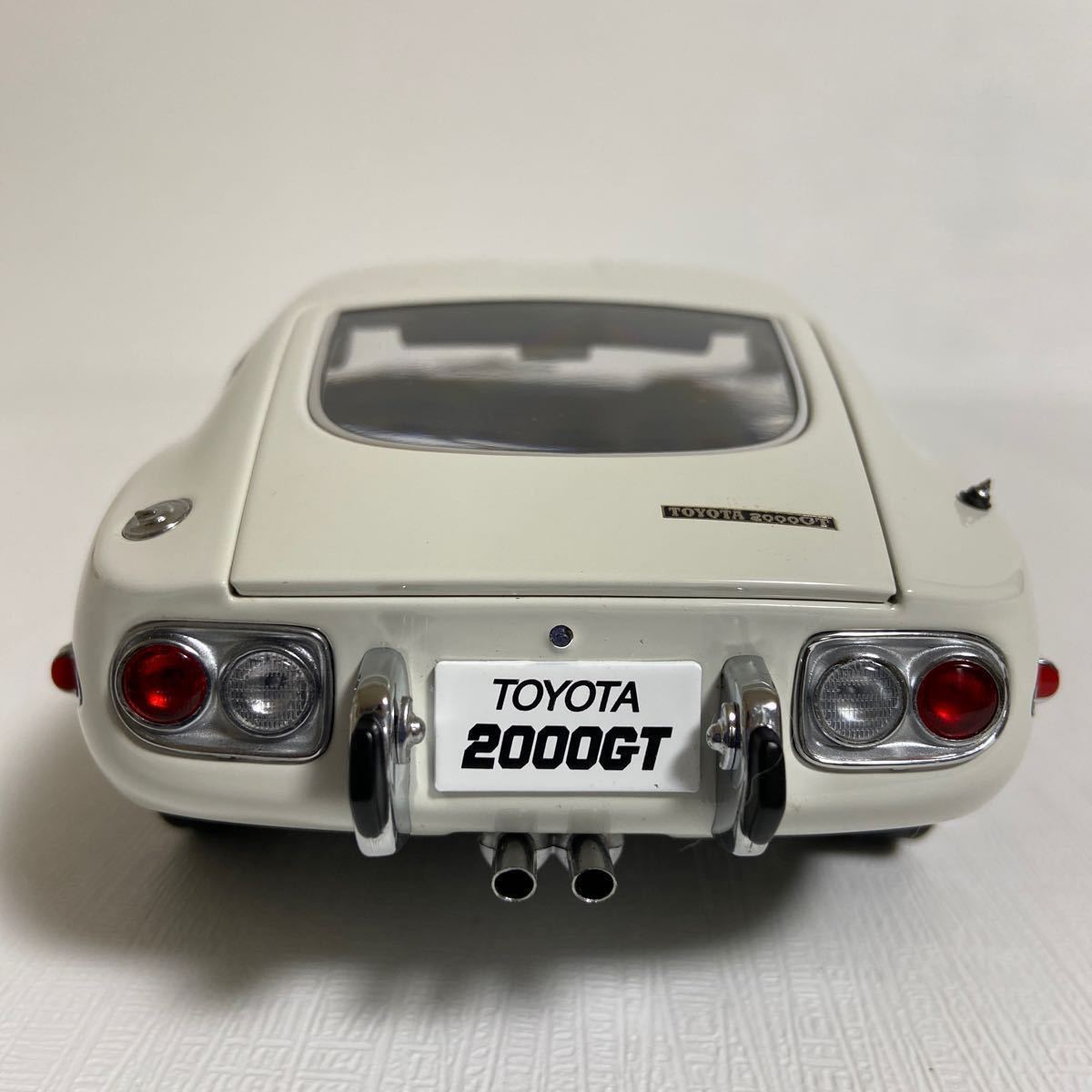 ★オートアート／AUTOart ：1/18 ★トヨタ 2000 GT (アップグレード)／TOYOTA 2000 GT (UPGRADED) (White) ☆ネジが1つ欠品しています！_画像8