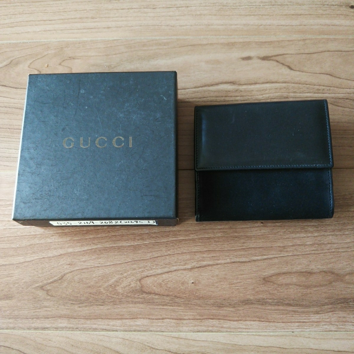 ヤフオク! - グッチ GUCCI 2つ折り財布 箱入り 革 スエード