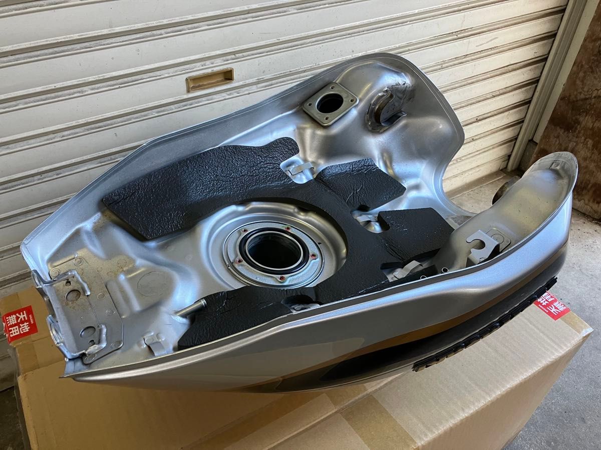 　ZRX1200D ダエグ　ガソリンタンク　美品ですが