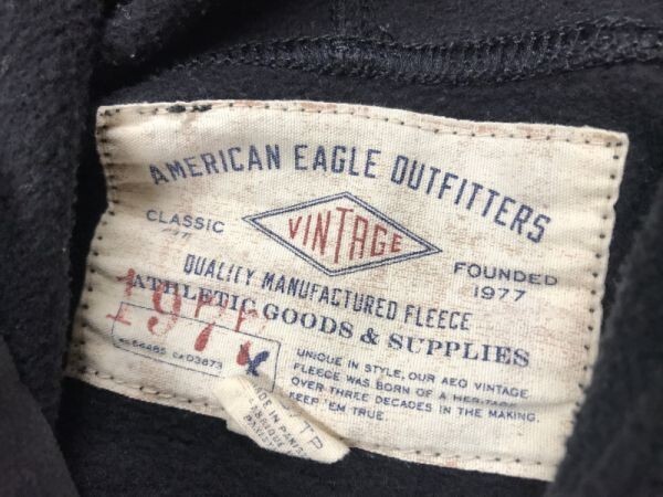 アメリカンイーグルアウトフィッターズ AMERICAN EAGLE OUTFITTERS Vガゼット プリント プルオーバー スウェット パーカー メンズ XS 黒_画像2