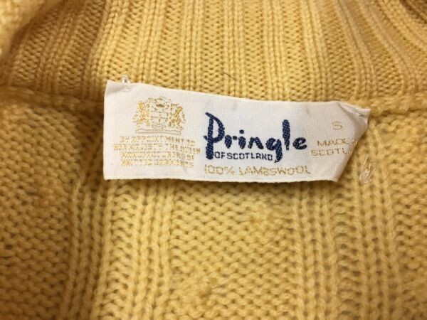 プリングル Pringle スコットランド製 90s 古着 オールド レトロ ケーブル編み エンブレム刺繍 ニット セーター メンズ ウール100% S 黄色_画像2
