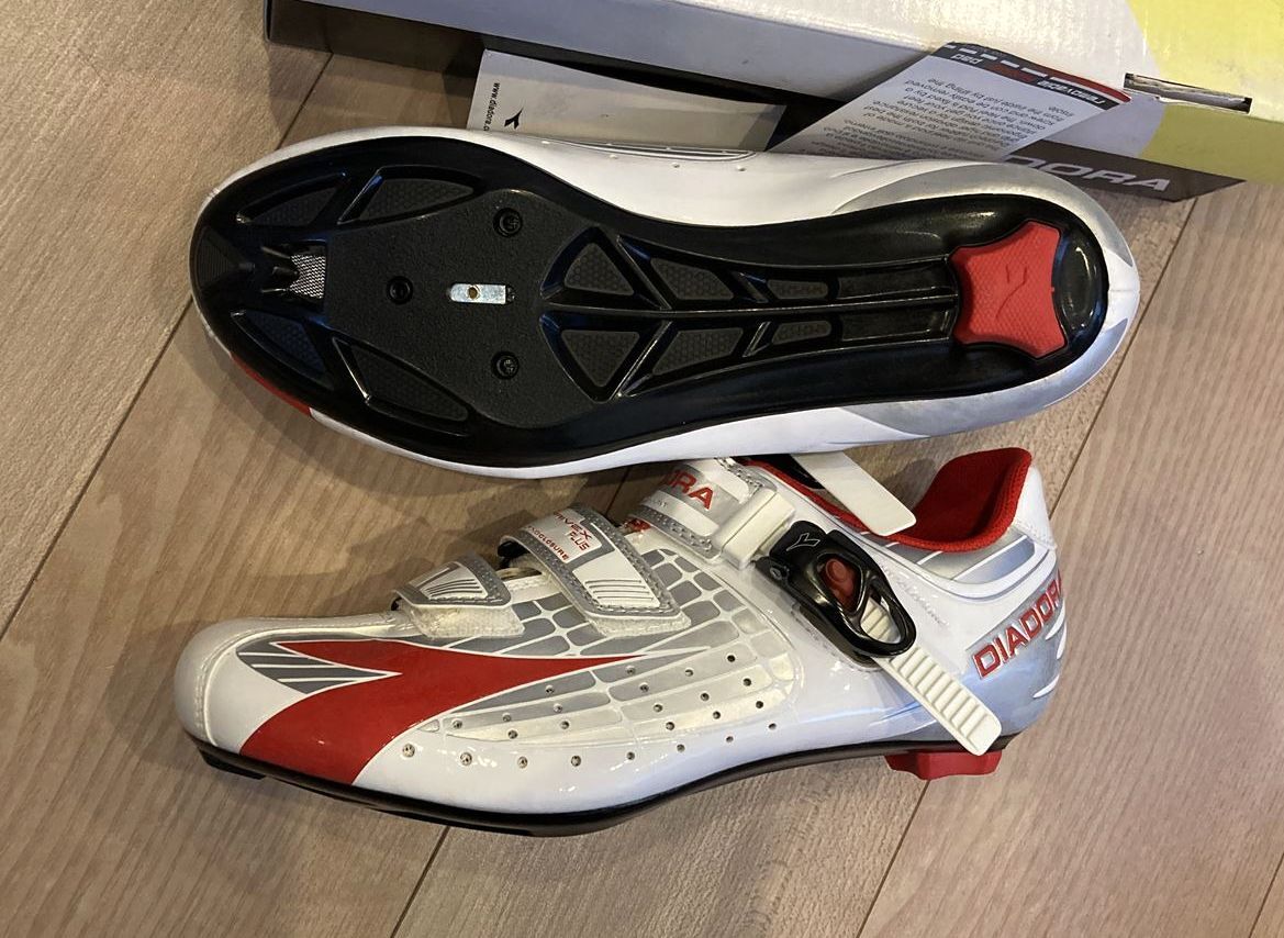 ★1セットのみ 新品 DIADORA ディアドラ Trivex Plus ロードシューズ 26.5cm 42 SPD-SL 白銀赤 即決