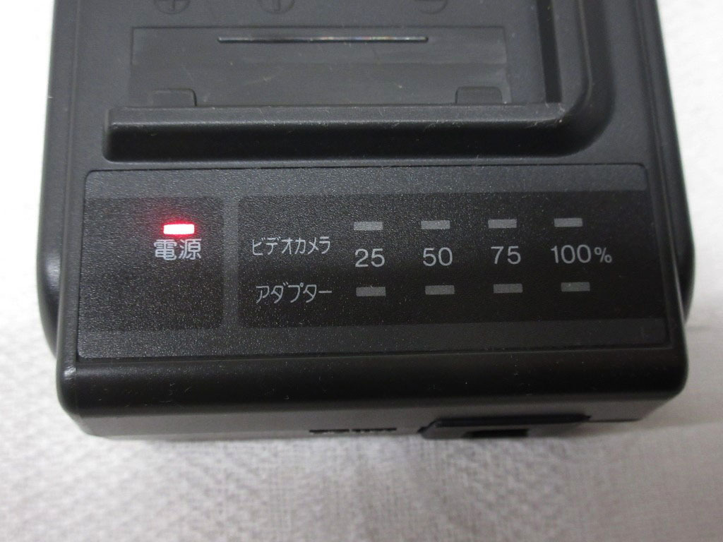 02K121 パナソニック ビデオカメラ用充電器 [VW-AS3]アダプター + 電源供給ケーブル 通電ランプまで確認 現状 売り切り_画像3