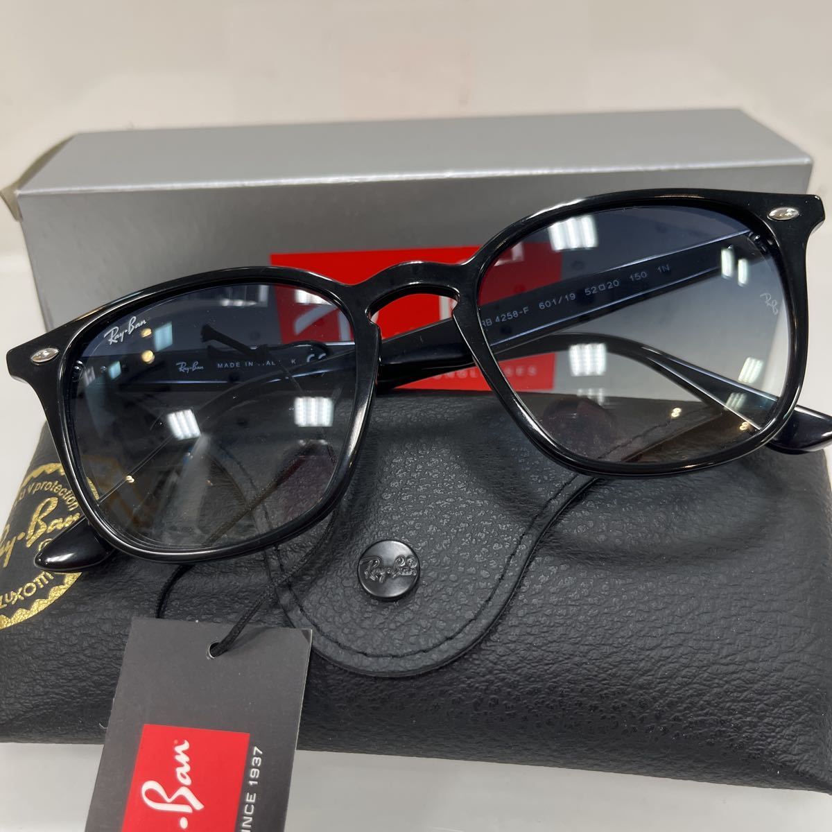 RayBan RB4258F 601/19 52 ブラック/ライトブルーグラデーション 正規品 アジアフィット　ルックスオティカジャパン正規　ケース黒_画像1