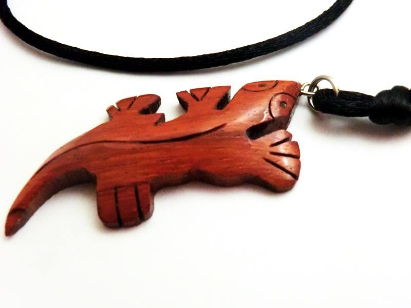 【おしゃれ♪】ハワイアンコア使用　木製　ウッドビーズ　ハンドクラフト　手彫り 調節可能ネックレス リザード ヤモリ　家内安全　守り