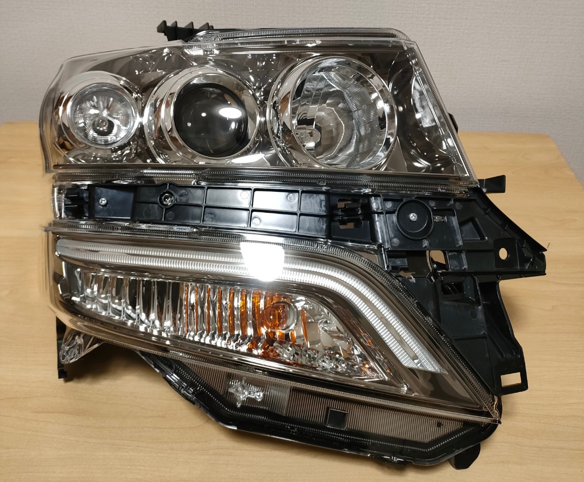 （新品未使用） N-BOX カスタム 前期 純正 HID ヘッドライト 右 運転席側 ★ブルーイルミ★ koito 100-62038 刻印→4 33101-TY0-J61_画像1