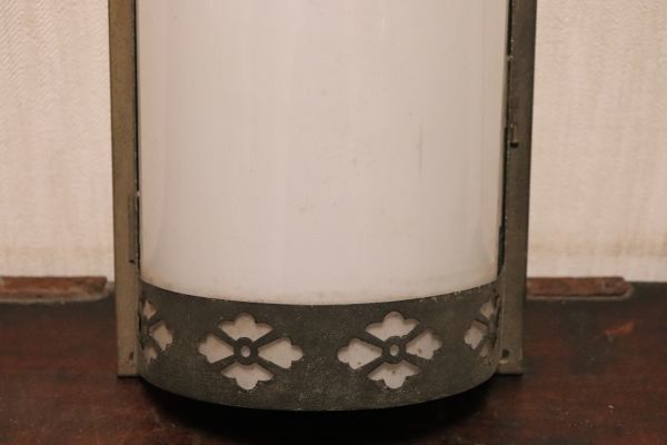 古い真鍮製の枠に乳白硝子のとてもかわいいランプシェード 外灯 電傘 n635_画像3