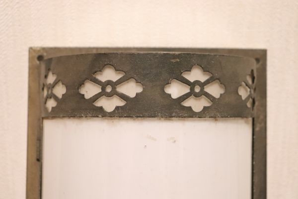 古い真鍮製の枠に乳白硝子のとてもかわいいランプシェード 外灯 電傘 n635_画像2