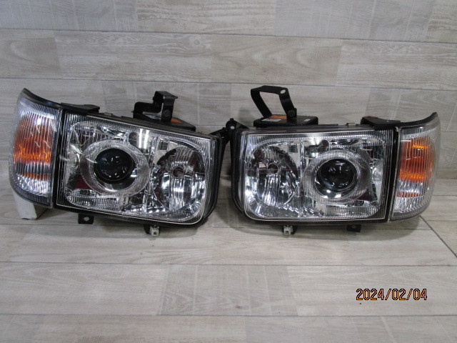 240127001469200 Terrano Regulus JLR50 head light left right 