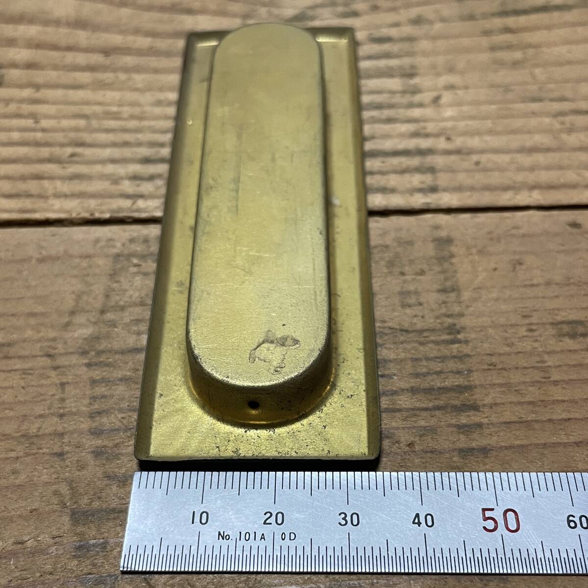 ★即決*（１）真鍮の角丸引手(105mm×34mm)*古道具*アンティーク*金物*引き戸*デッドストック*希少*プレス*引き手*引戸＊_画像4