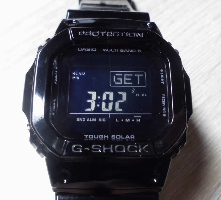 Косметические продукты! Плата за доставку 220 иен ~! Casio gee shock gw-m5610bb-1jf Радио Солнечная глянцевая картина глянцевая черная черная специальная Colorers G-Shock