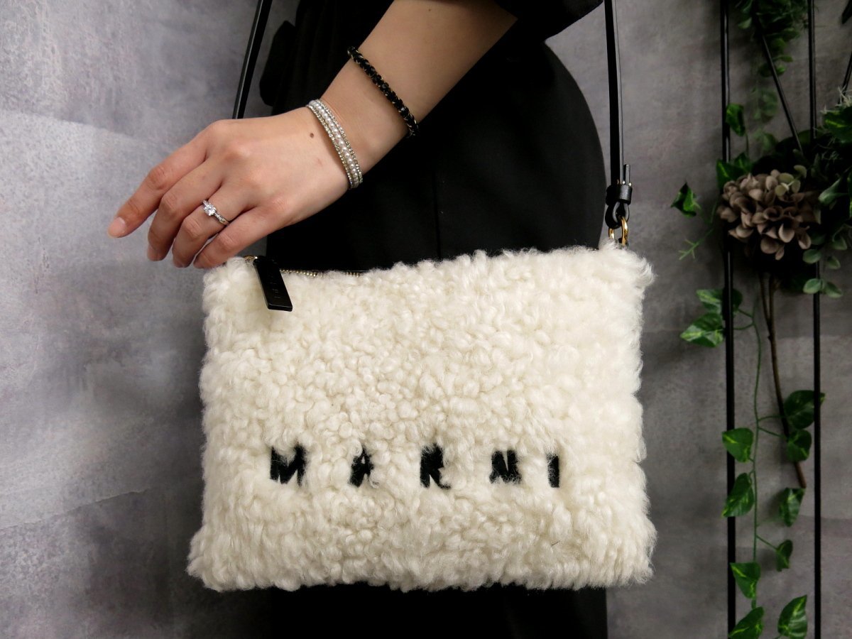 ●超美品●新品同様●MARNI マルニ●2022秋冬新作●ラムファー カーフ レザー 本革●ショルダー バッグ●オフホワイト 黒●G金具●Js44680_画像1