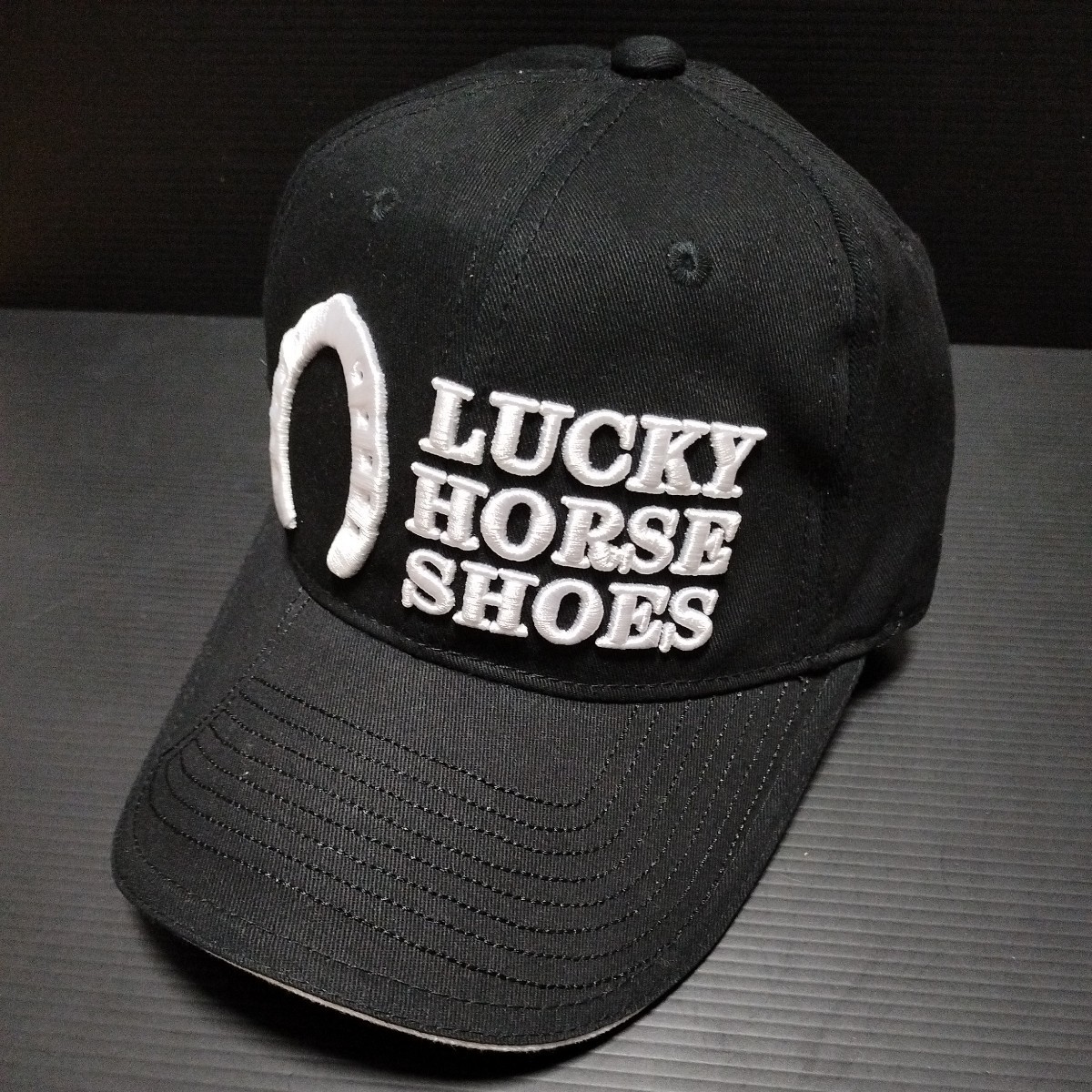 ● LUCKY HORSE SHOES「蹄鉄柄 キャップ」刺繍　帽子　ゴルフキャップ　ラッキーホースシューズ
