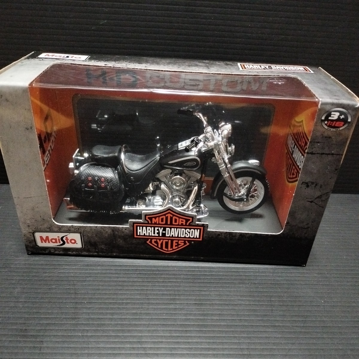 ● マイスト「1/18　ハーレーダビッドソン　1999 FLSTS Heritage Softail Springer」maisto　バイク　ミニカー