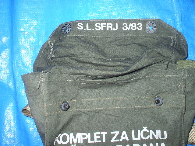 セルビア軍M2コットンショルダーバッグ,ガスマスク用,600mlボトル3本収納,1990年代,新品デッドストック(25cmx20cmx10cm),(24-2-16-4)_出品物の写真です。フタの裏の印字