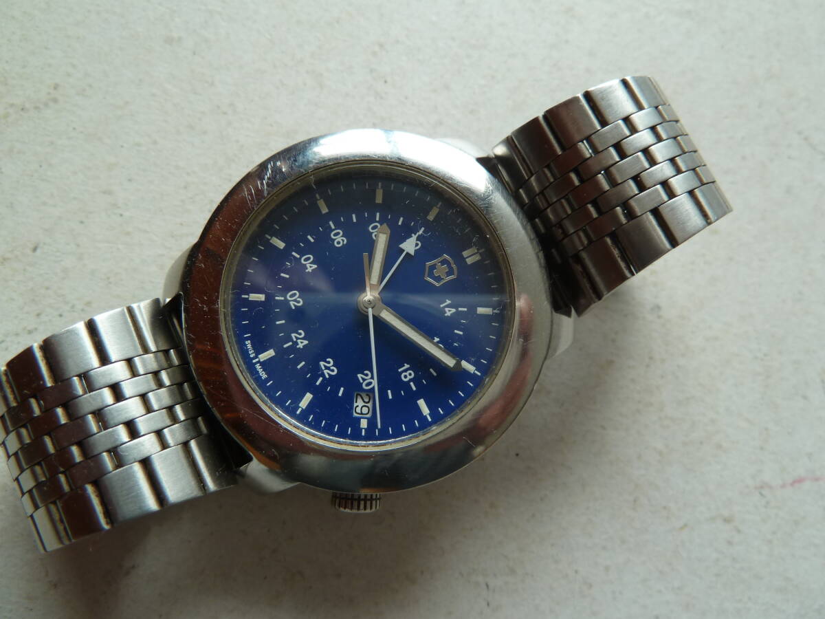 VICTRINOX　ビクトリノックス　メンズ　クォーツ　腕時計　V7-02　GMT　青文字盤　電池交換済み　稼働品　スイスミリタリー_画像3