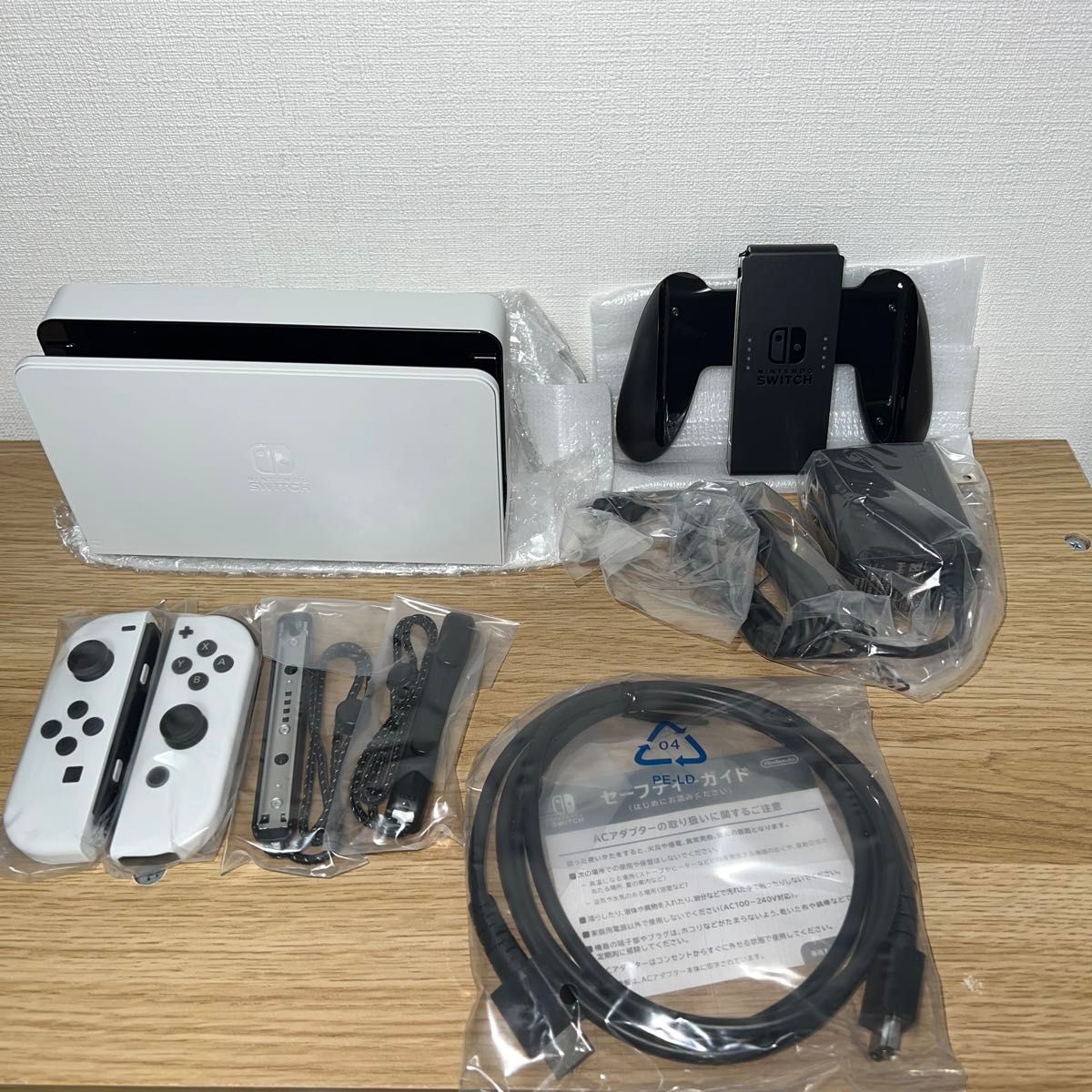 Nintendo Switch 有機ELモデル ホワイトに付属していた純正の付属品セットです　本体は付属しません