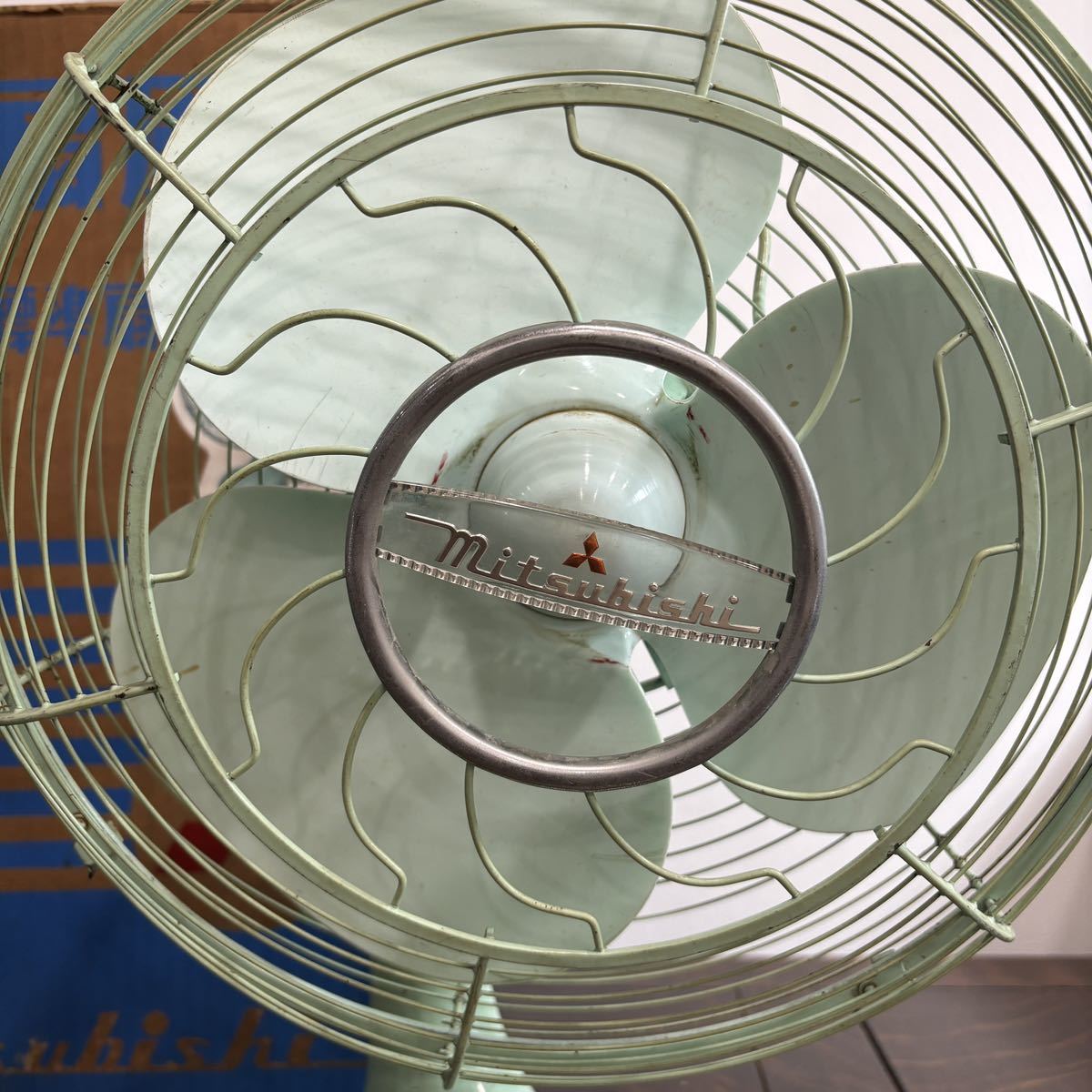 動作OK　首振りOK　 MITSUBISHI 30cm 3枚羽根 ビンテージ 扇風機 三菱 12インチ 卓上扇 A.C. ELECTRIC FAN アンティーク]昭和レトロ 当時物_画像2