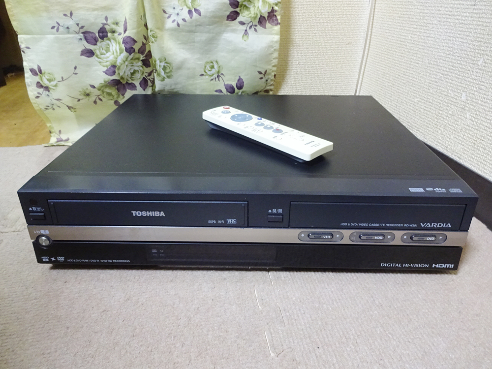 東芝 VHS/HDD/DVDレコーダー　(VHS→DVD化OK) RD-W301　かんたんリモコン付(116)　ダビ10　動作品_画像1