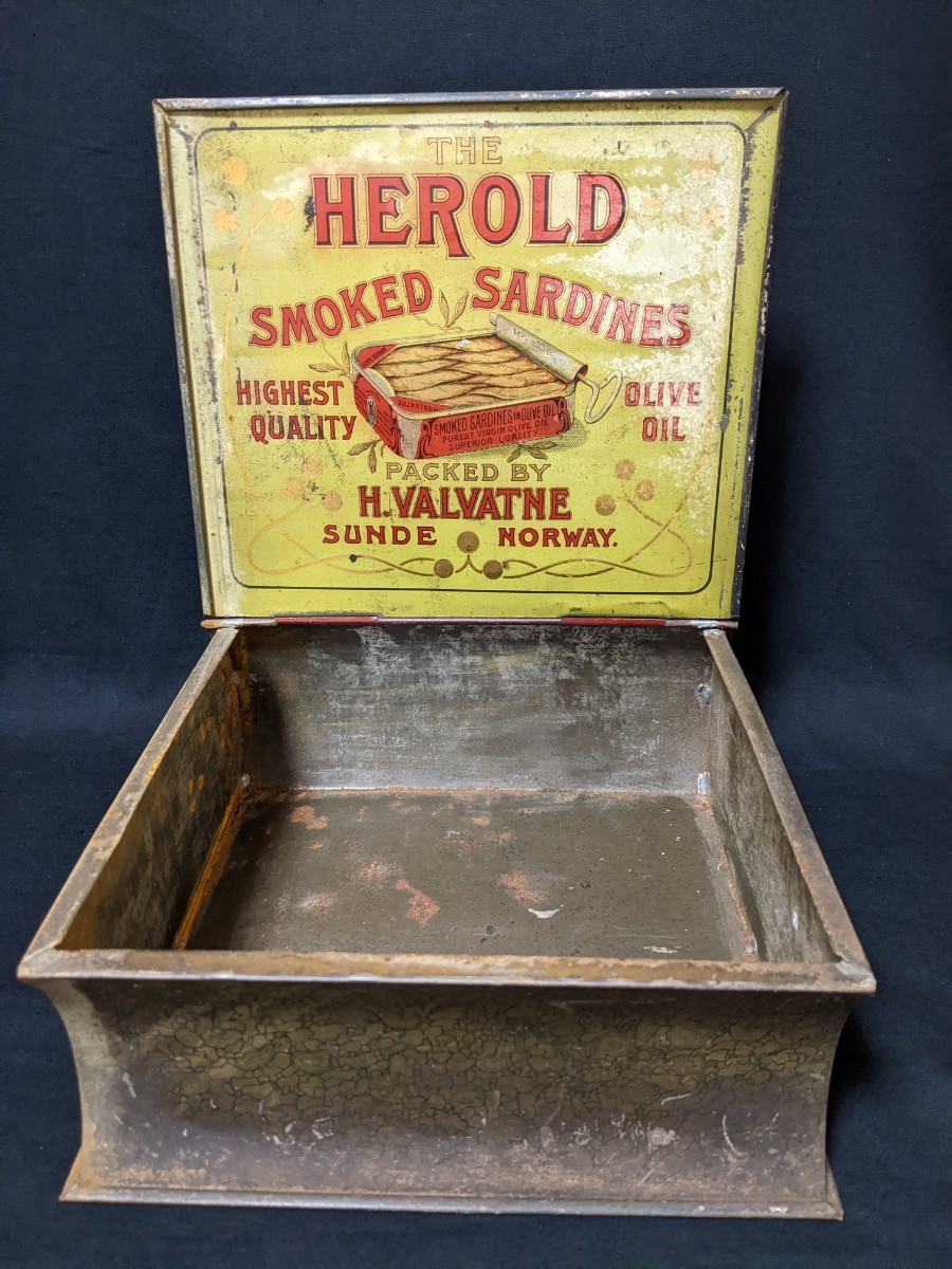 アンテイーク ブリキ缶 ケース THE HEROLD SMOKED SARDINES 年代物 1900年代初頭 本型 店舗 ディスプレイ ノルウェー ヴィンテージ