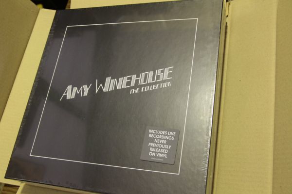 未開封 LP BOX 限定 The Collection AMY WINEHOUSE ５タイトル８枚 エイミーワインハウスの画像1