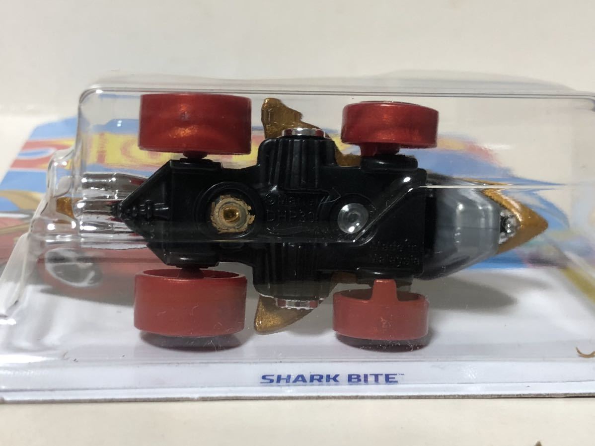 レア 日本未発売 USカード Shark Bite シャーク バイト サメ 鮫 Larry Wood ラリー ウッド 2024 Gold ゴールド 開口ギミック 絶版_画像9