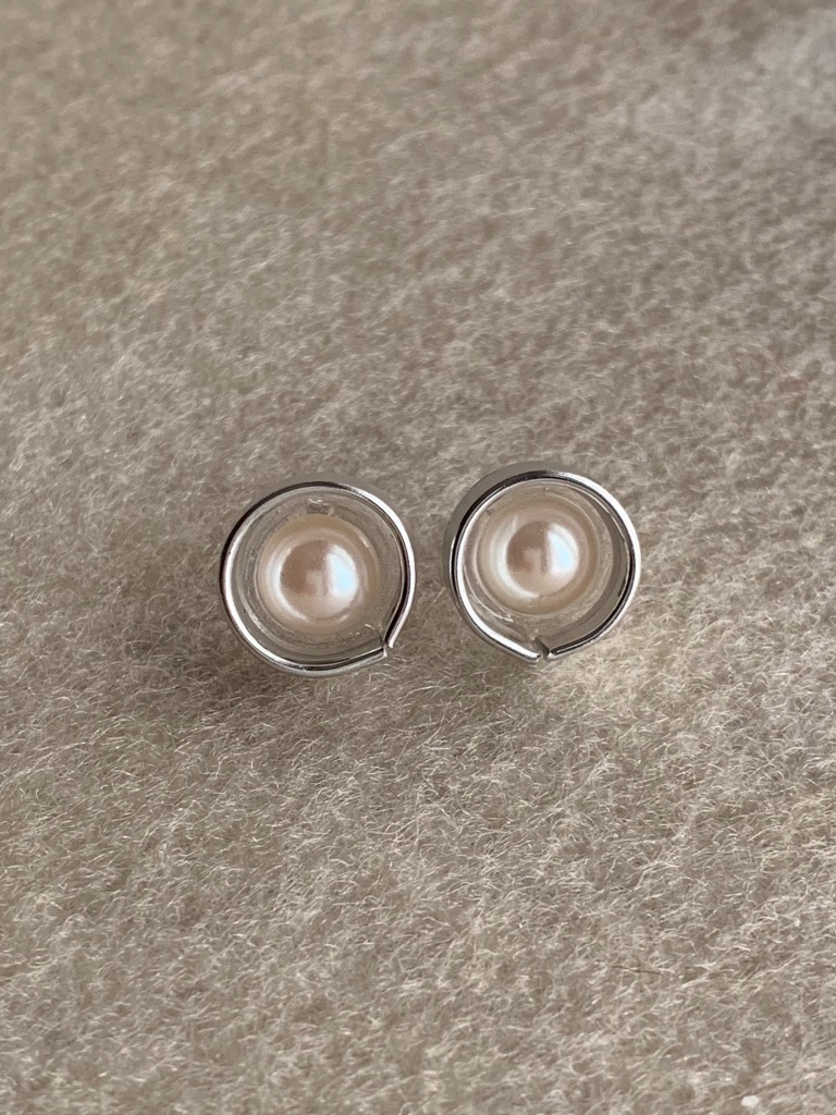 No.10412 pearl. earrings metal post 