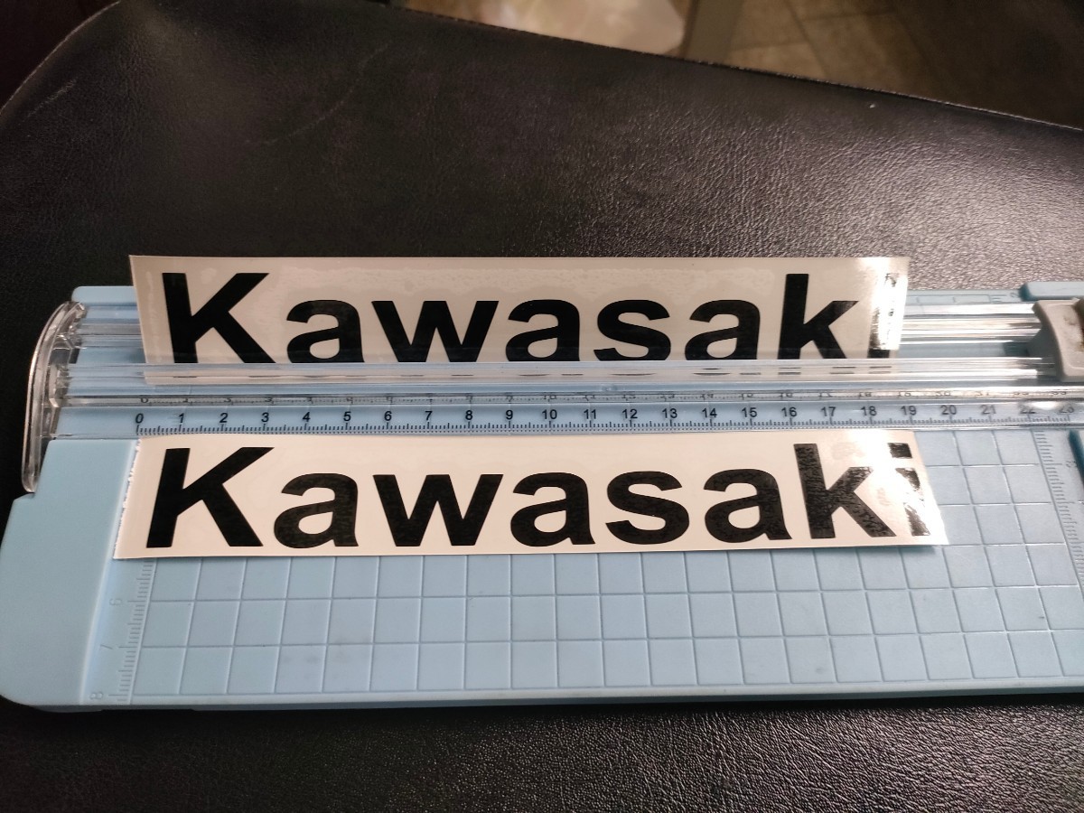 Kawasaki カワサキ タンク ステッカー 黒 ブラック 180×25mm 2枚セット サイズ・カラー・字体変更可能！！_画像1
