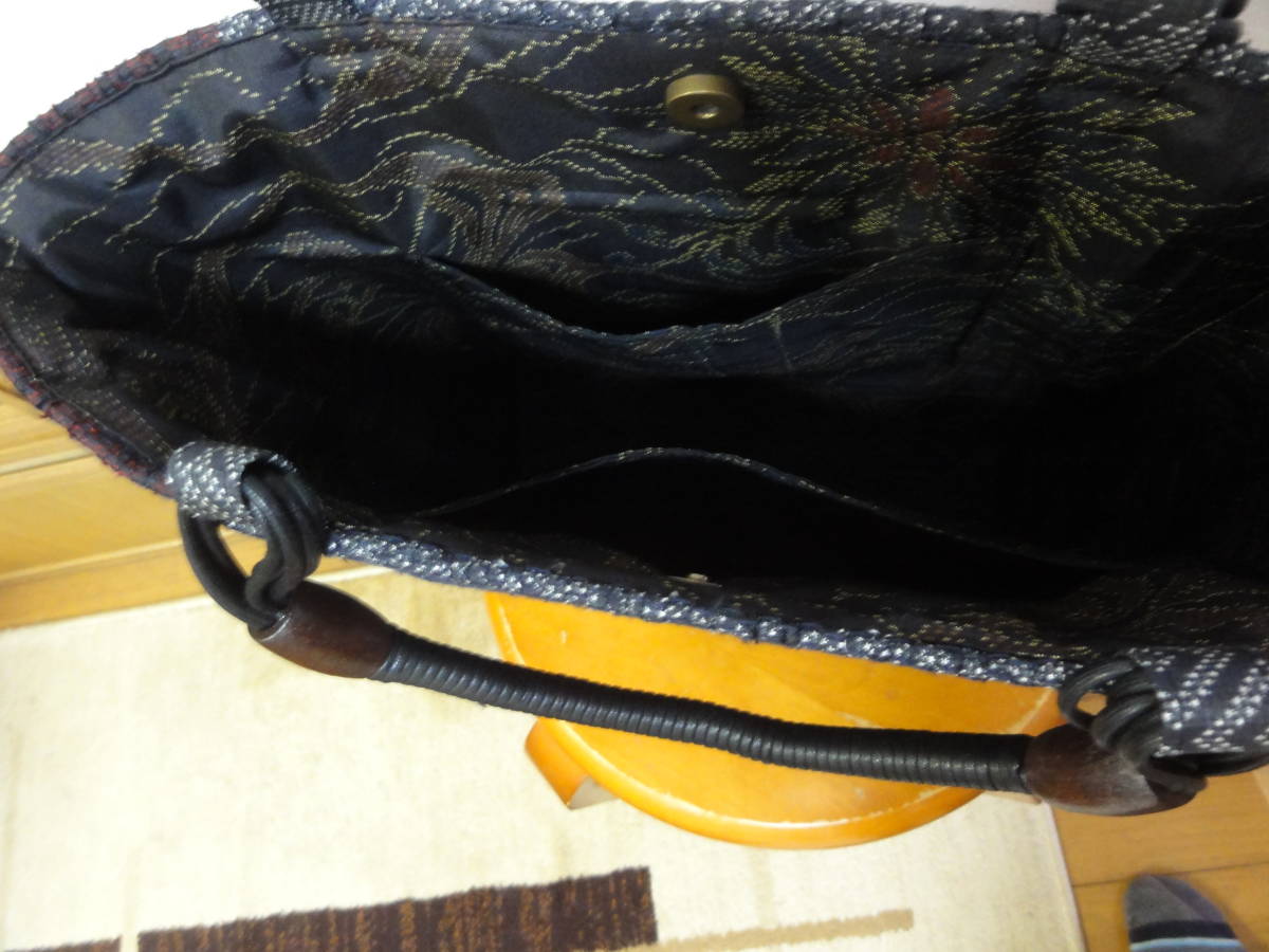 古布で裂織り★ぴりかの裂き織りバッグ★泥大島紬・大きめ・黒系と赤_内ポケットは大小二つ付けました