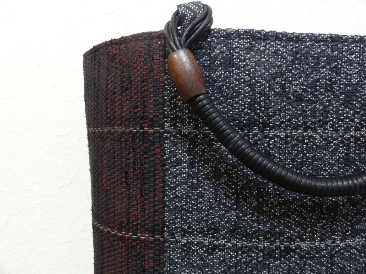 古布で裂織り★ぴりかの裂き織りバッグ★泥大島紬・大きめ・黒系と赤_裂き織の拡大です