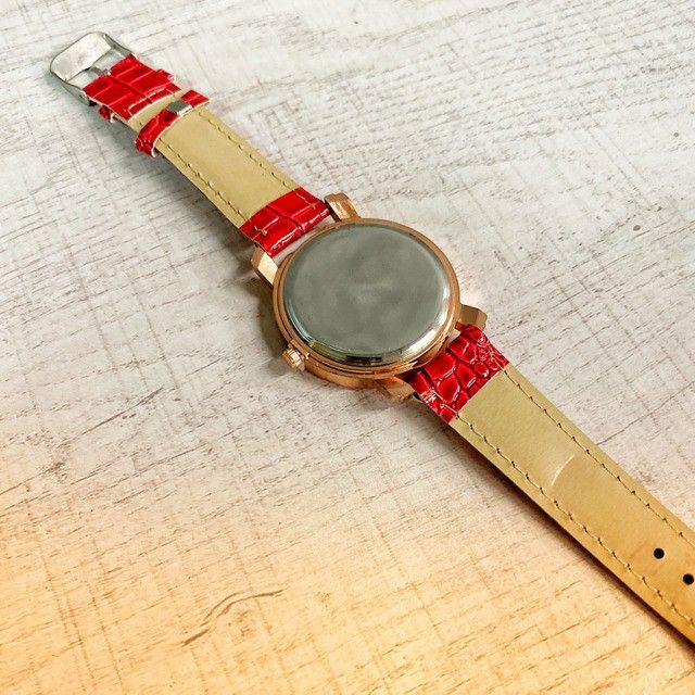 732【人気商品】レディース 腕時計 クォーツ 赤色 お洒落 アイテム