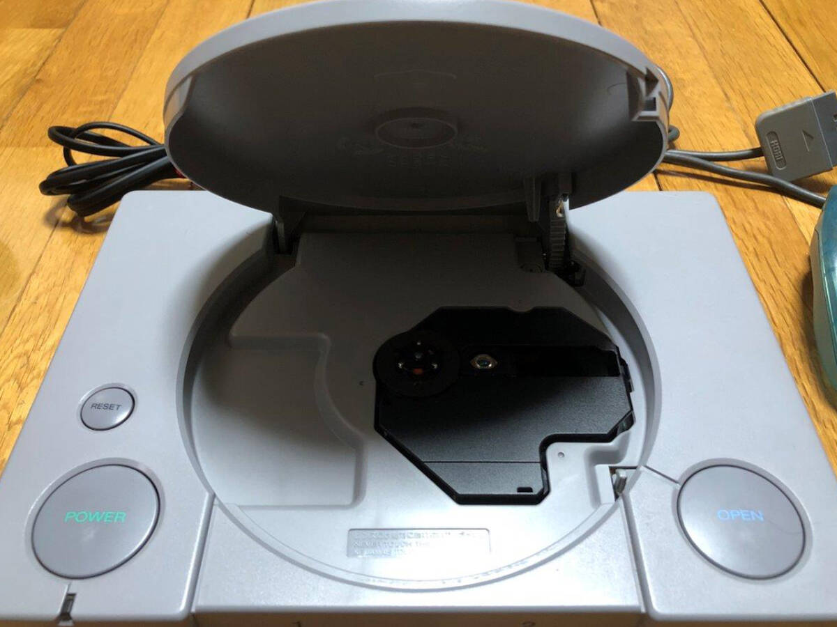 初代 PlayStation　プレイステーション PS1 プレステ1 SCPH-7000　本体　SONY/ソニー 製造 : S MARUKO_蓋の跳ね返りも殆どありません。