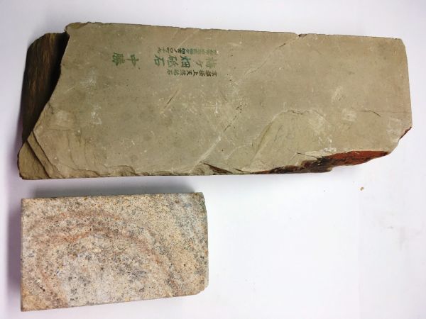 2-3 962g 天然砥石　正本山中山鉱山戸前薄緑と伊豫市唐川村山産伊豫砥名倉付き 195x68x30mm 梅ケ畑砥石 中勝 山本男系山主精選 大工道具_裏は最重要。鍛え展開面付こそ真の証明。